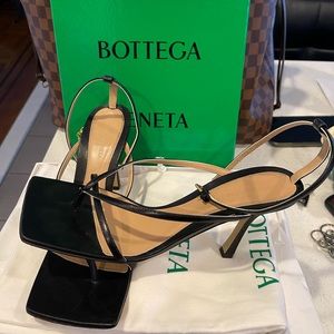 Gently work Bottega Veneta Lounge Napa toe chain sandal